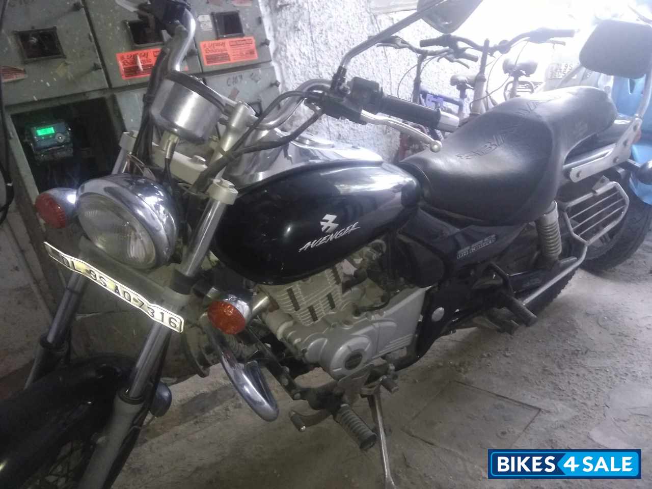 Black Bajaj Avenger 220 DTS-i