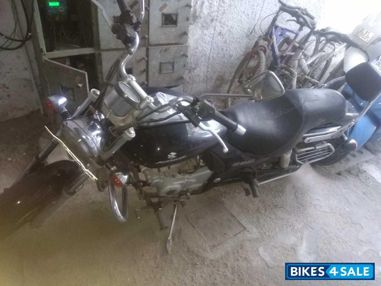 Black Bajaj Avenger 220 DTS-i