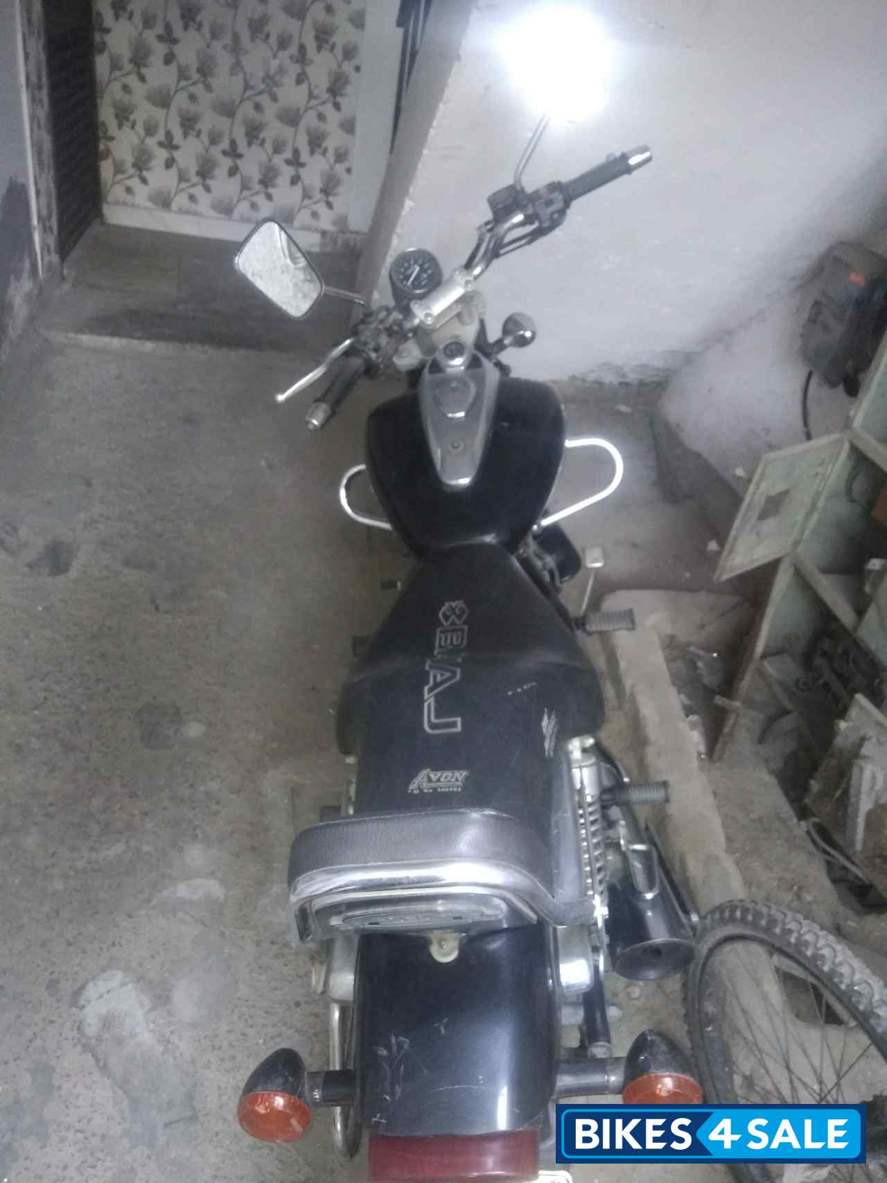 Black Bajaj Avenger 220 DTS-i