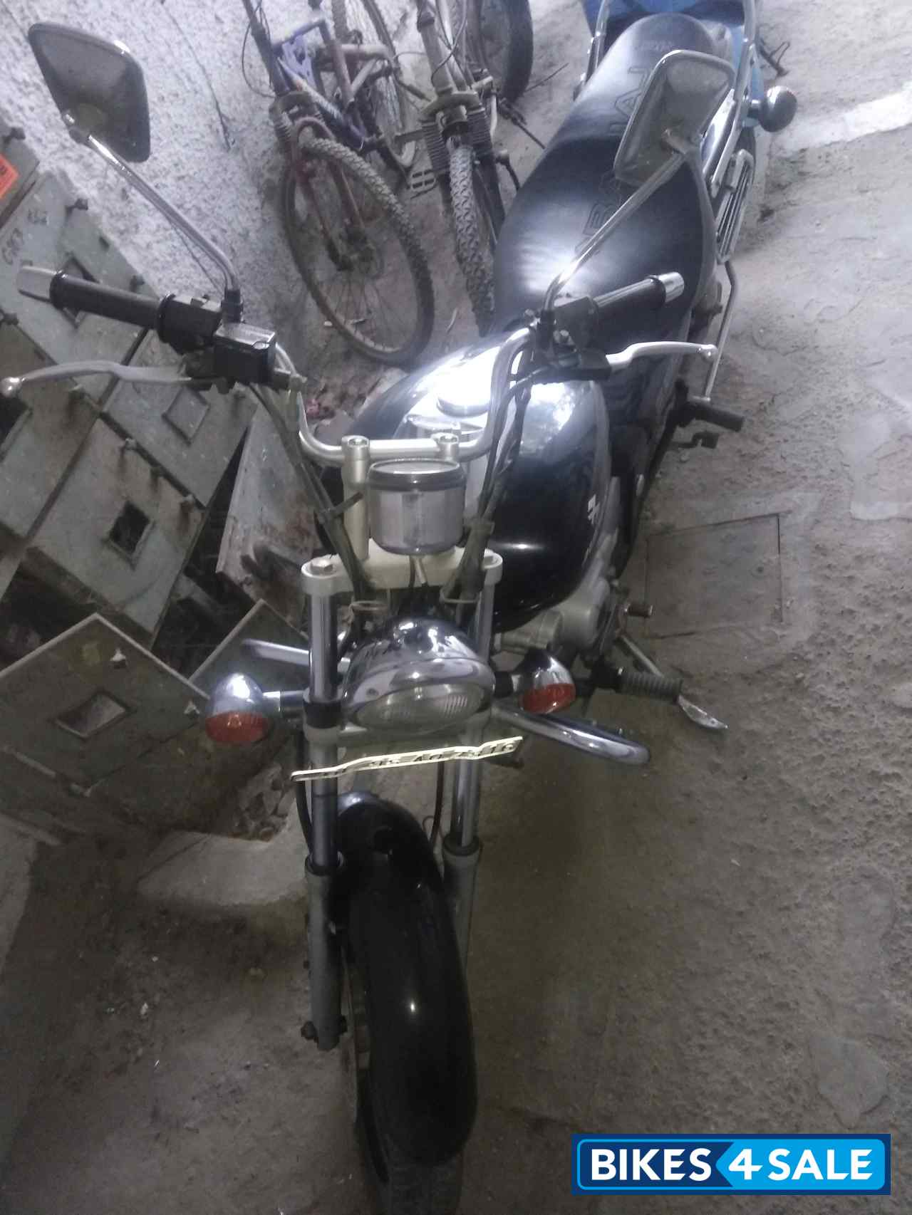 Black Bajaj Avenger 220 DTS-i