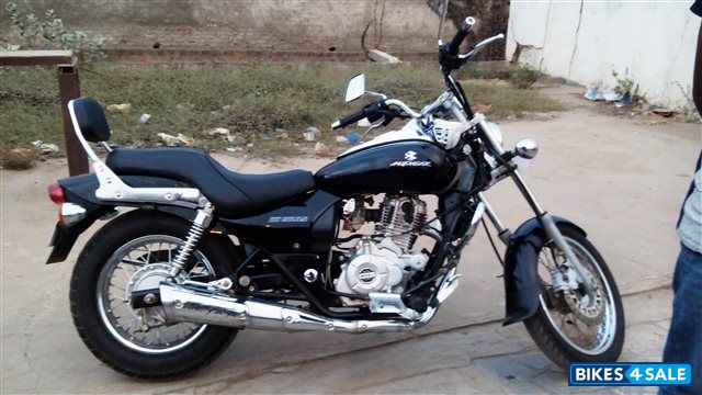 Black Bajaj Avenger 220 DTS-i