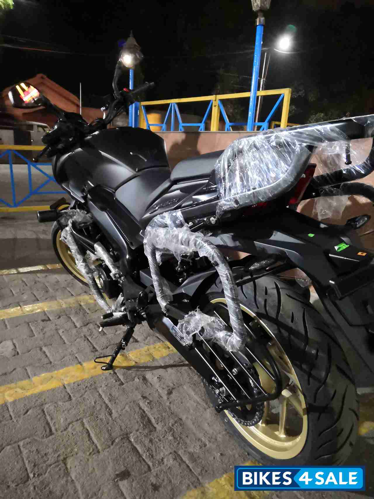 Mat Black Bajaj Dominar 400 Disc