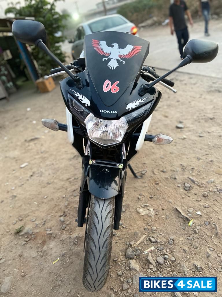 Black & White Honda CBR 150R