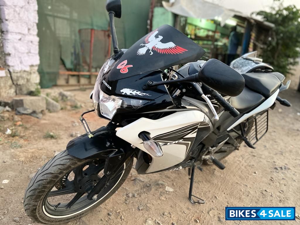 Black & White Honda CBR 150R