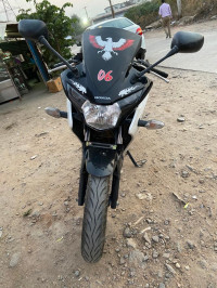 Black & White Honda CBR 150R