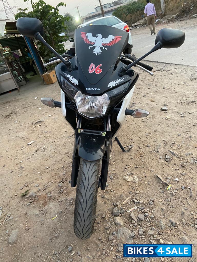 Black & White Honda CBR 150R