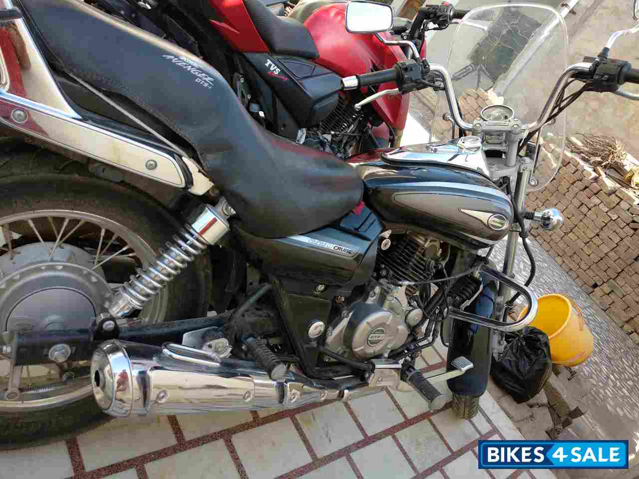 Black Bajaj Avenger Cruise 220