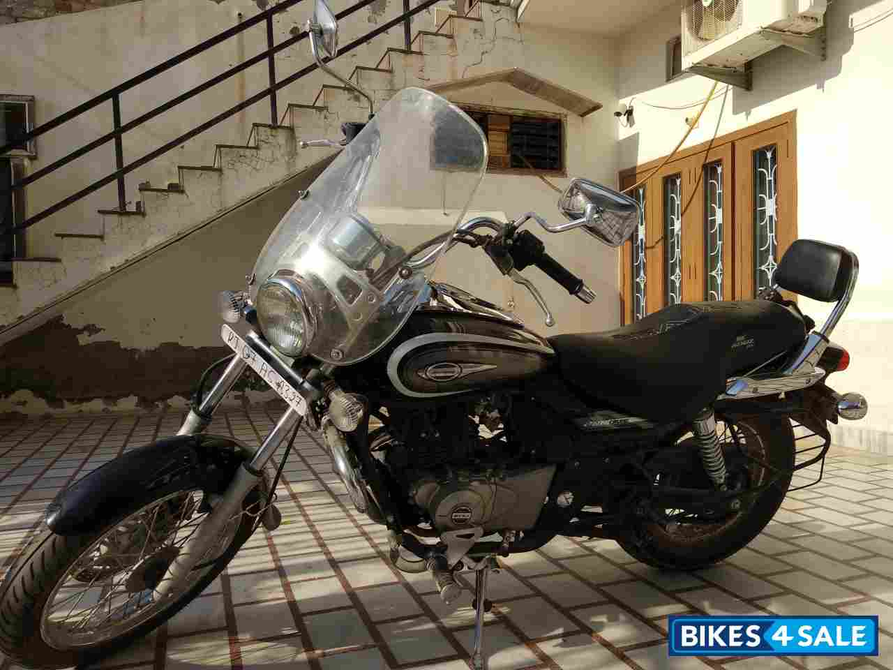 Black Bajaj Avenger Cruise 220
