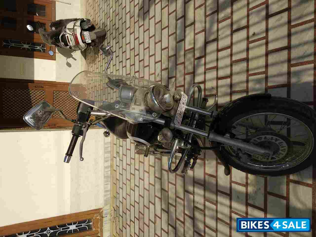 Black Bajaj Avenger Cruise 220