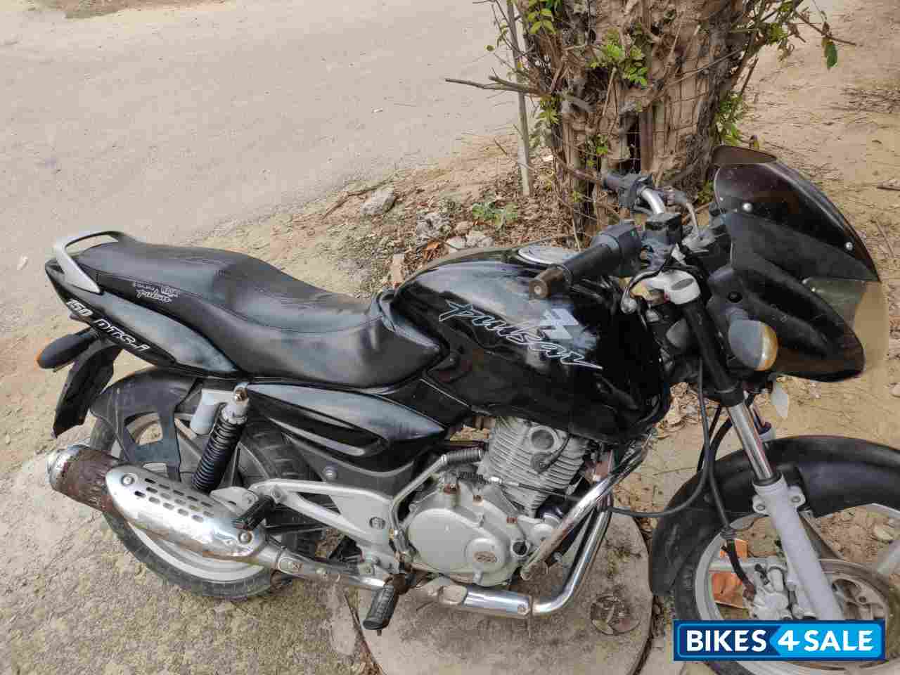 Black Bajaj Pulsar 150 Classic