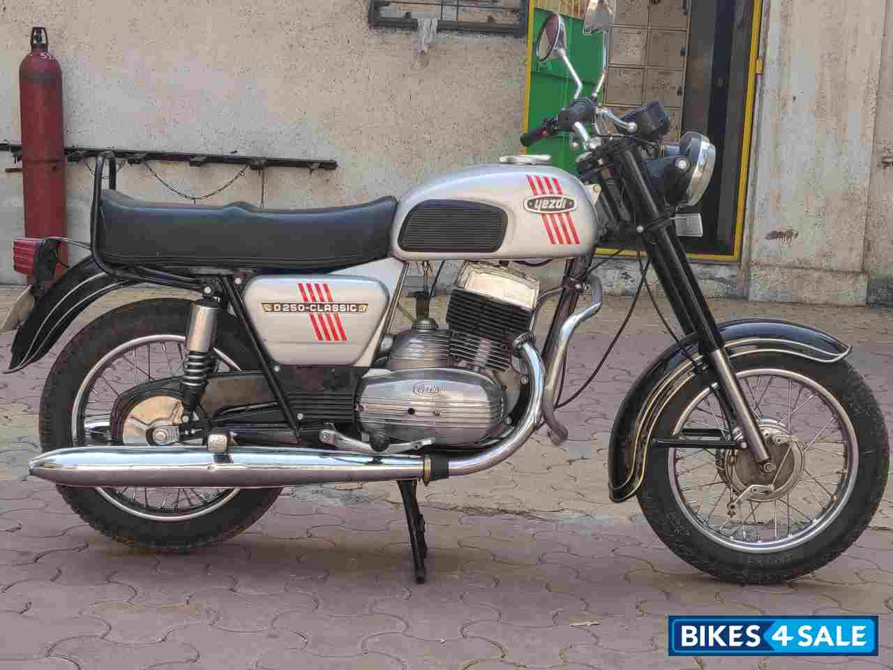 Black Ideal Jawa Yezdi Classic