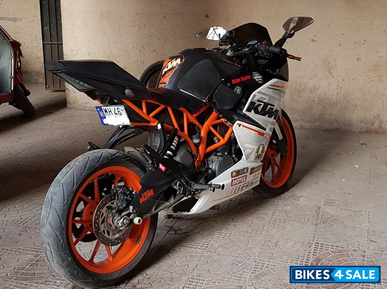 Black & White KTM RC 390