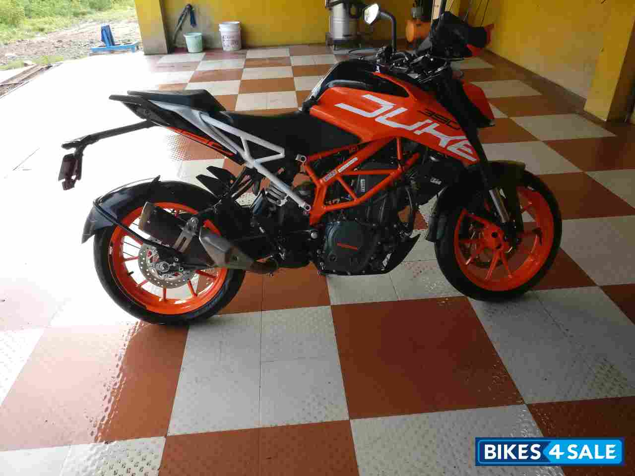 Orange KTM Duke 390