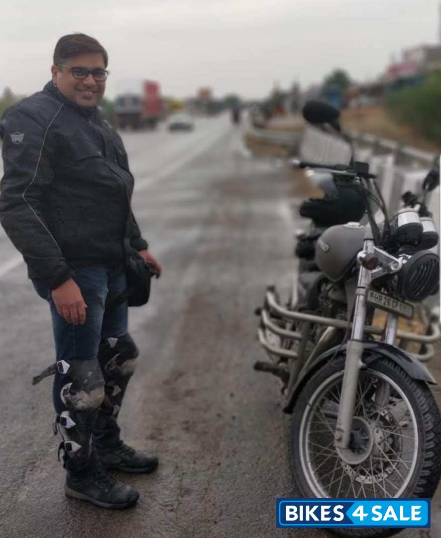 Black Royal Enfield Thunderbird 500