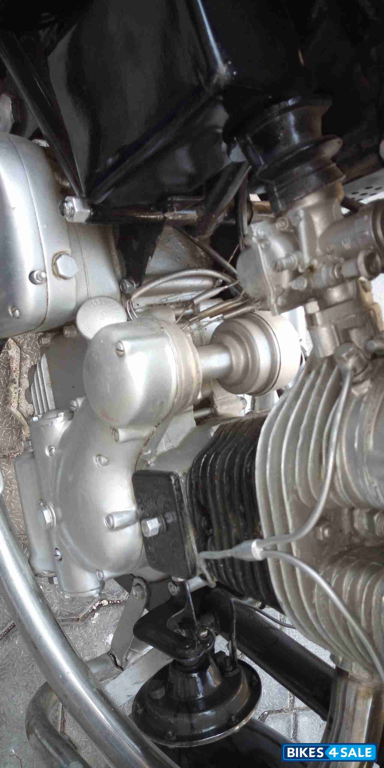 Black Royal Enfield Bullet Machismo 350 Old