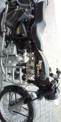 Black Royal Enfield Bullet Machismo 350 Old