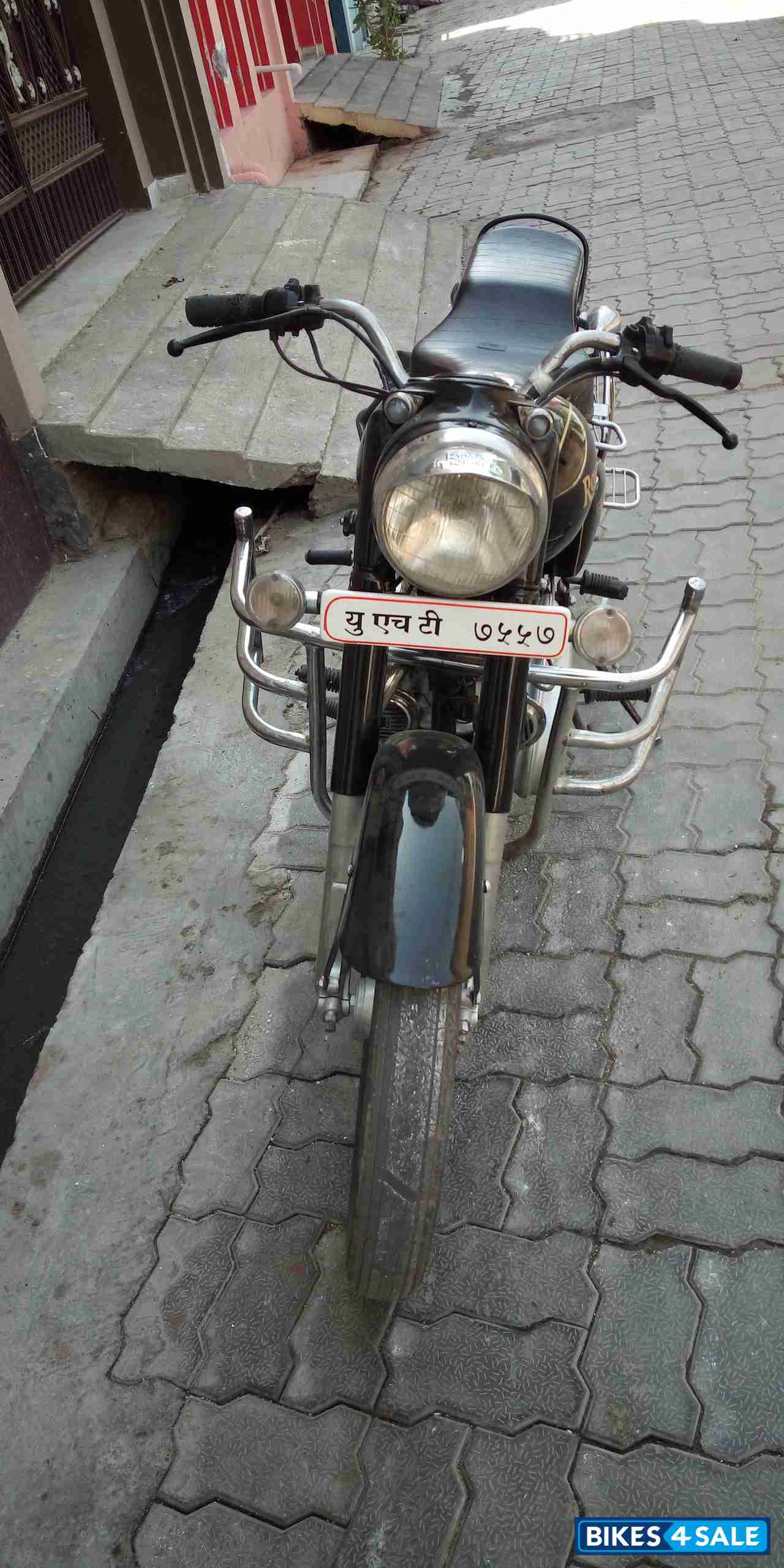 Black Royal Enfield Bullet Machismo 350 Old