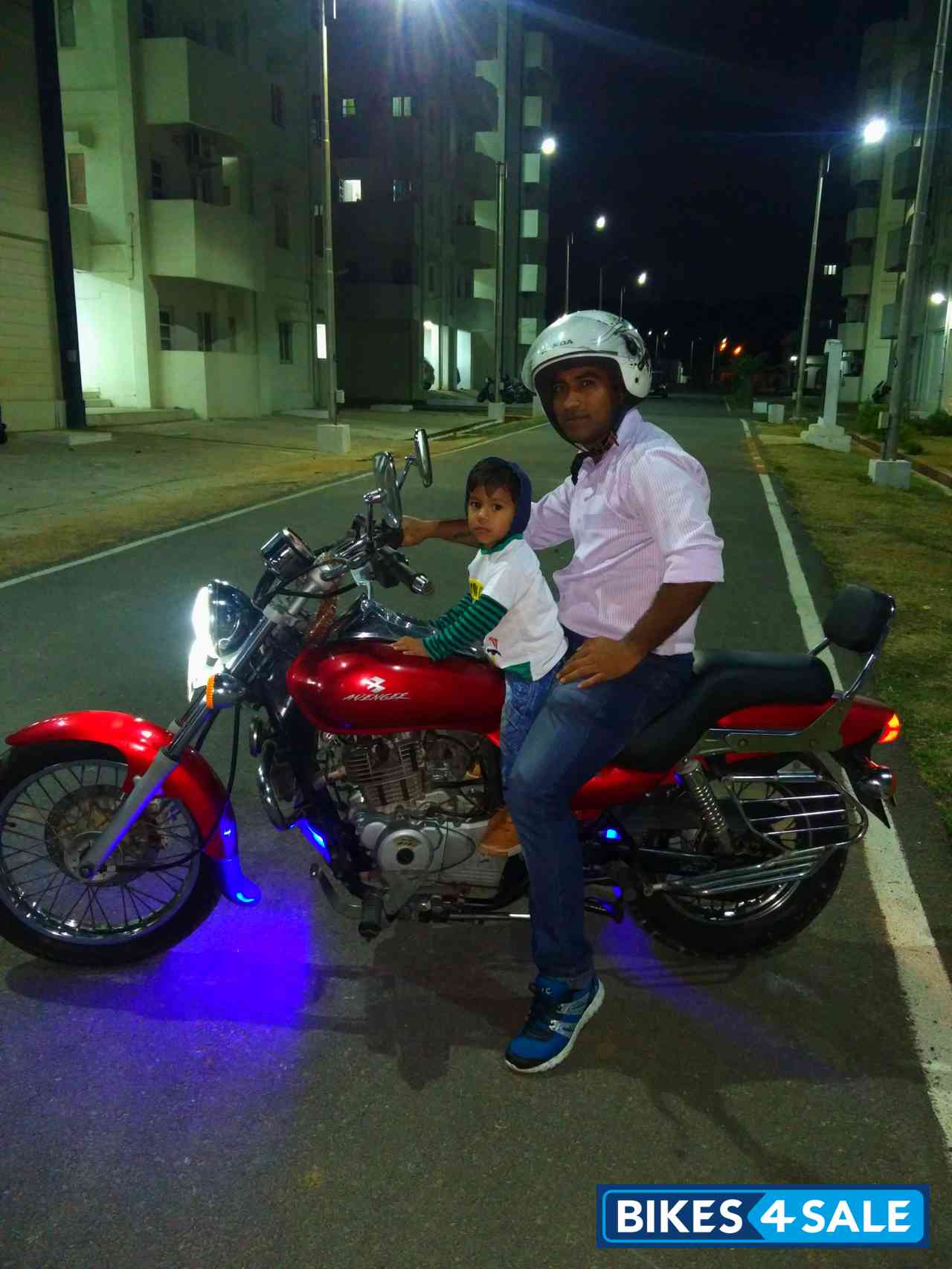 Bajaj Avenger 200 DTS-i