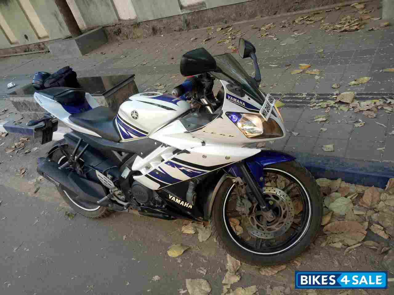 White Blue Yamaha YZF R15 V2