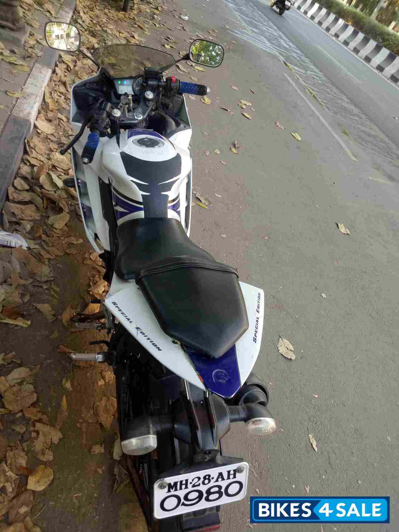 White Blue Yamaha YZF R15 V2