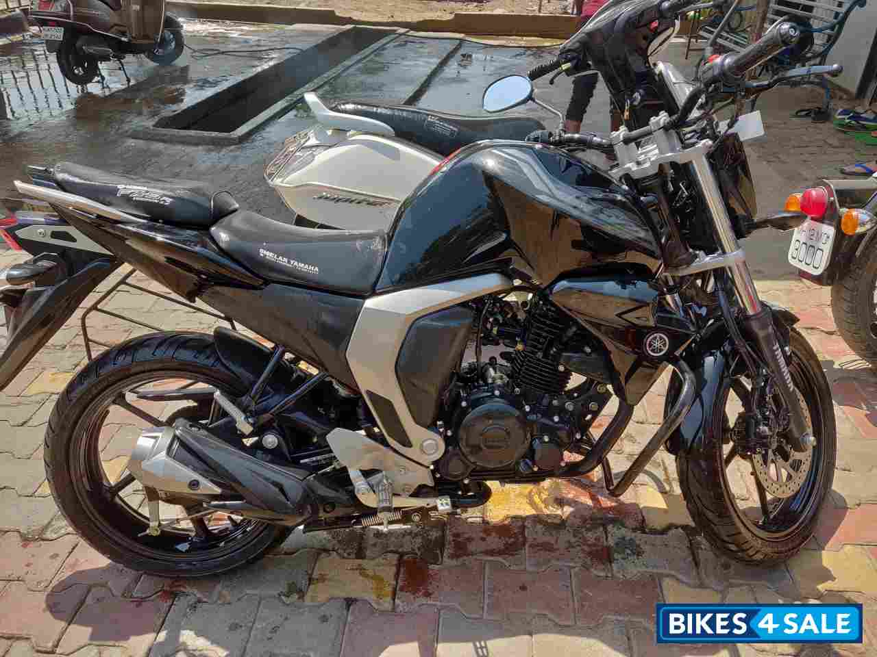 Black Yamaha FZ FI V2