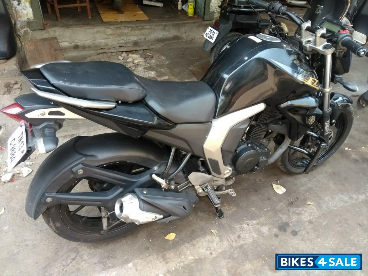 Black Yamaha FZ1 Black Yamaha FZ1