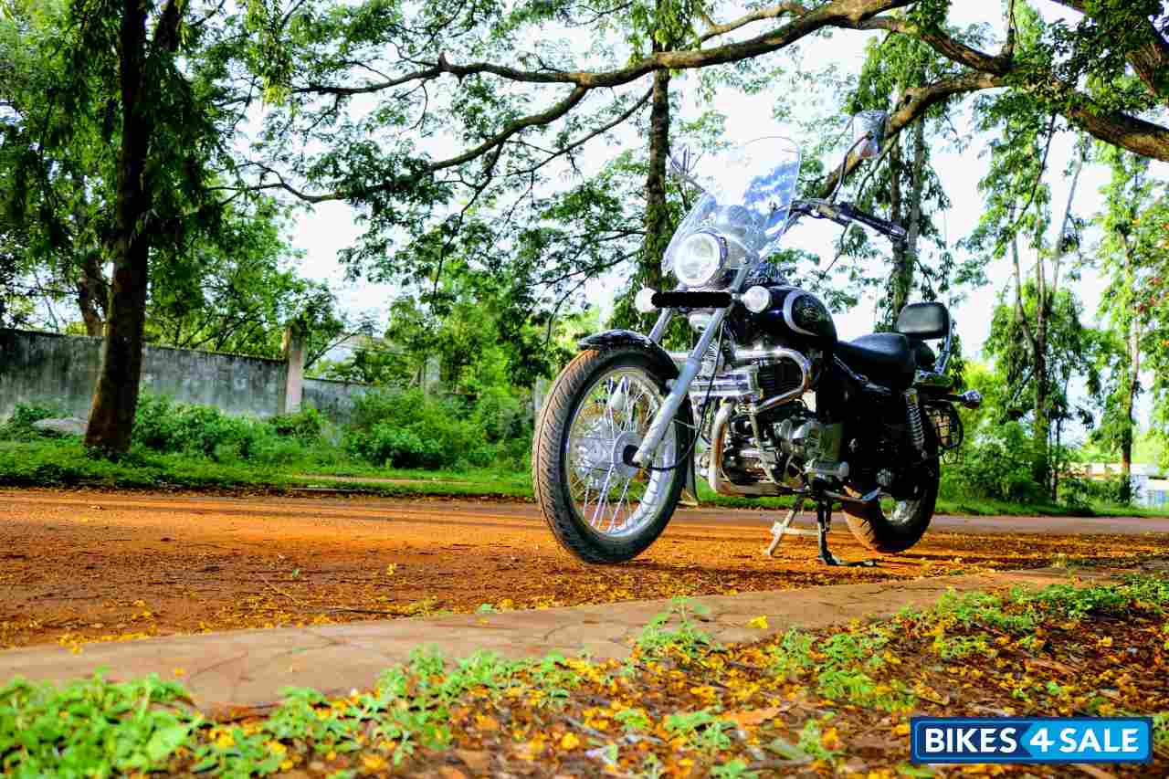 Black Bajaj Avenger Cruise 220