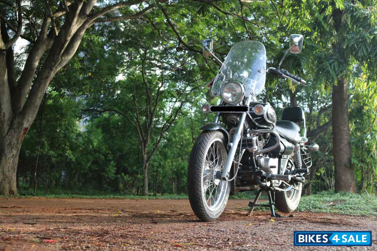 Black Bajaj Avenger Cruise 220 Black Bajaj Avenger Cruise 220