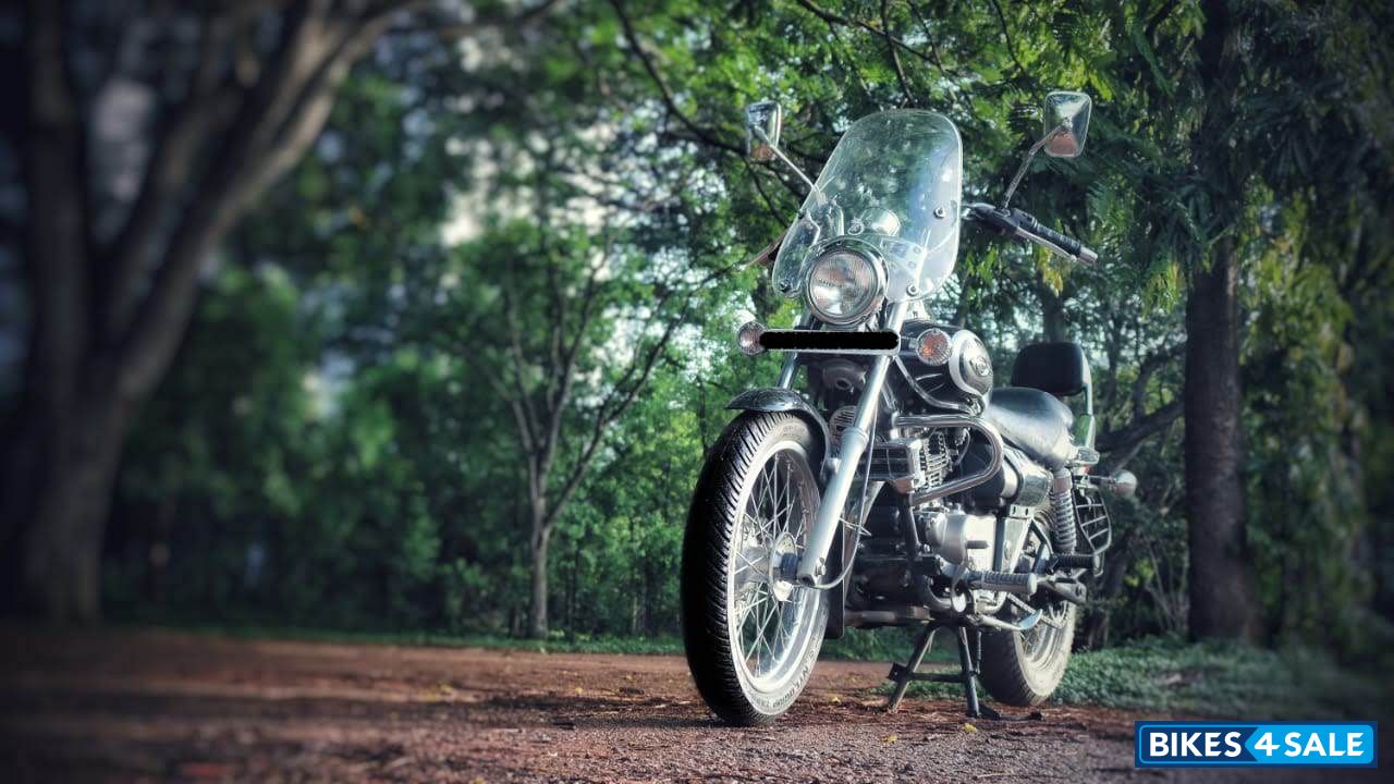 Black Bajaj Avenger Cruise 220 Black Bajaj Avenger Cruise 220