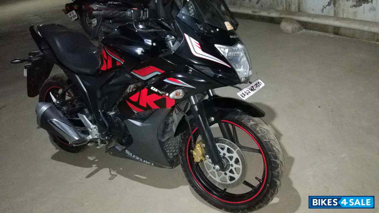 Black Suzuki Gixxer SF