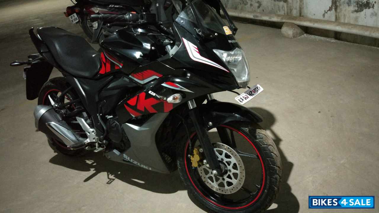 Black Suzuki Gixxer SF