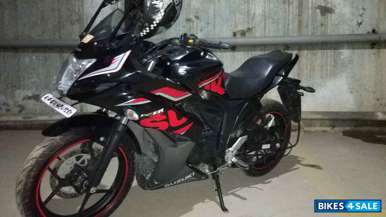 Black Suzuki Gixxer SF