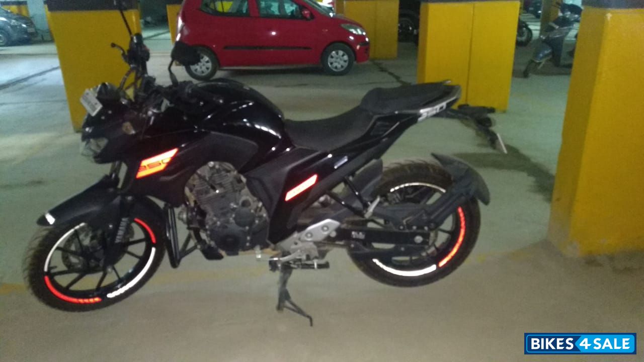 Black Yamaha FZ25