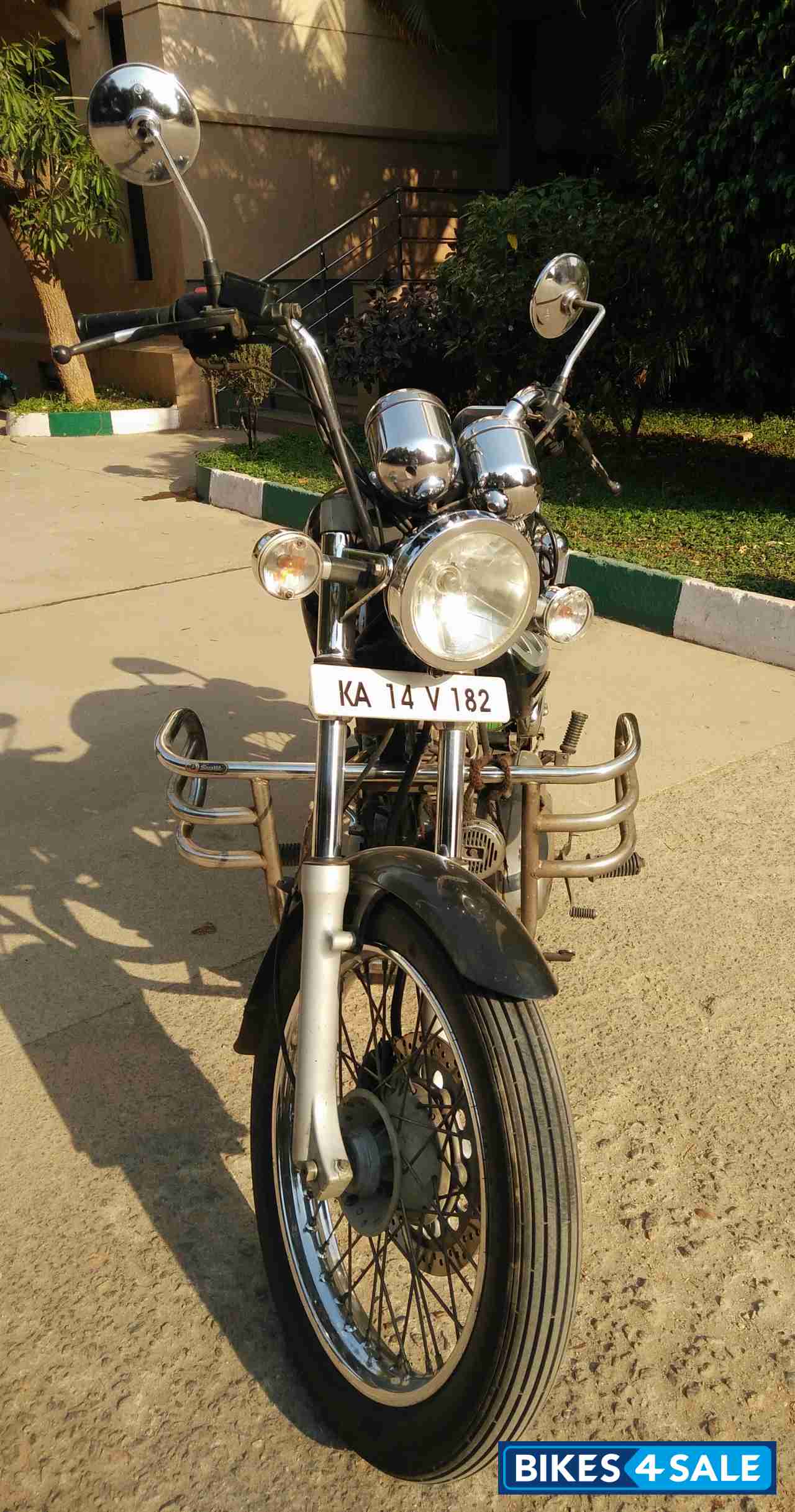 Magic Black Royal Enfield Thunderbird 350 Magic Black Royal Enfield Thunderbird 350