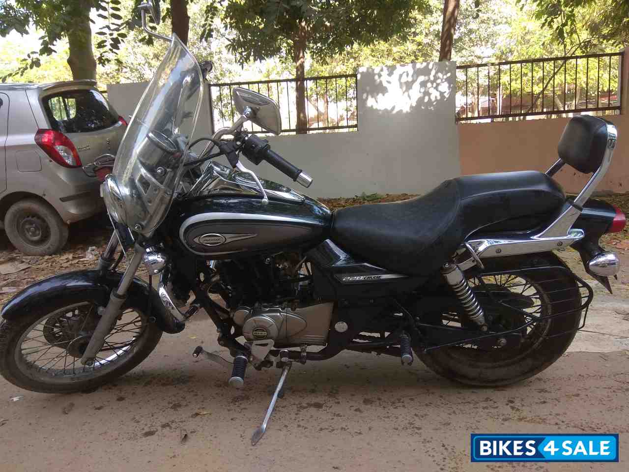 Black Bajaj Avenger Cruise 220