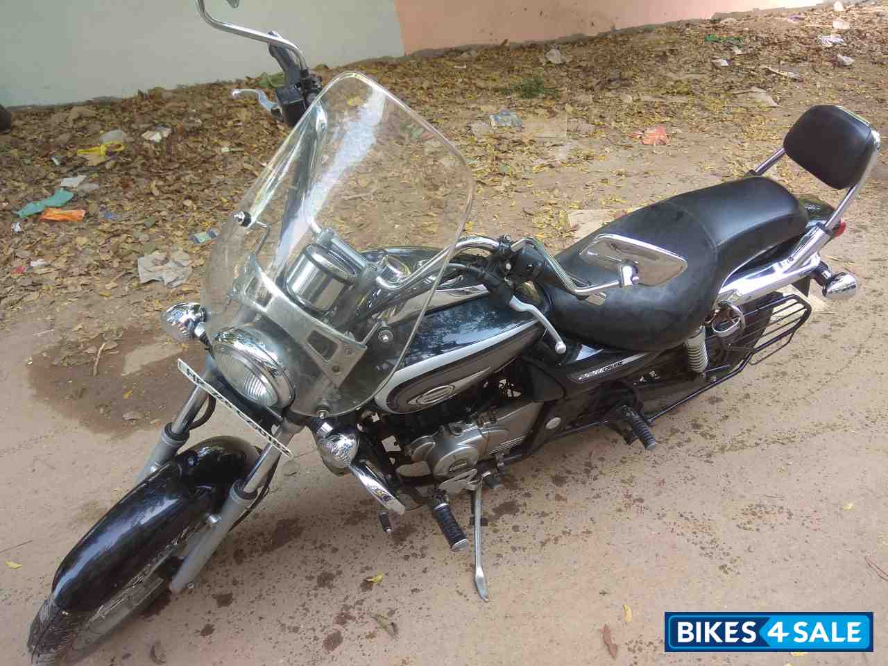 Black Bajaj Avenger Cruise 220