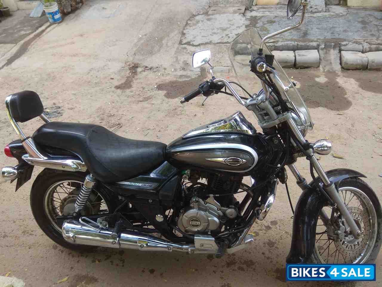 Black Bajaj Avenger Cruise 220