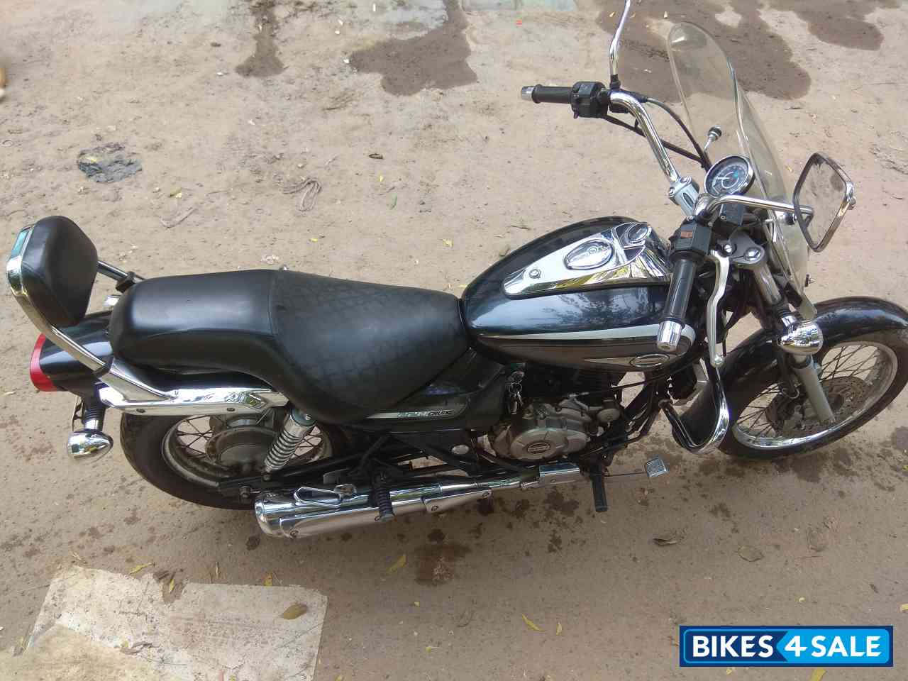 Black Bajaj Avenger Cruise 220