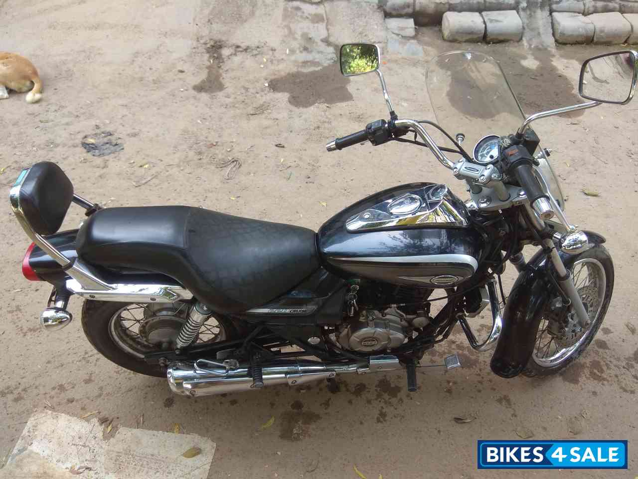 Black Bajaj Avenger Cruise 220