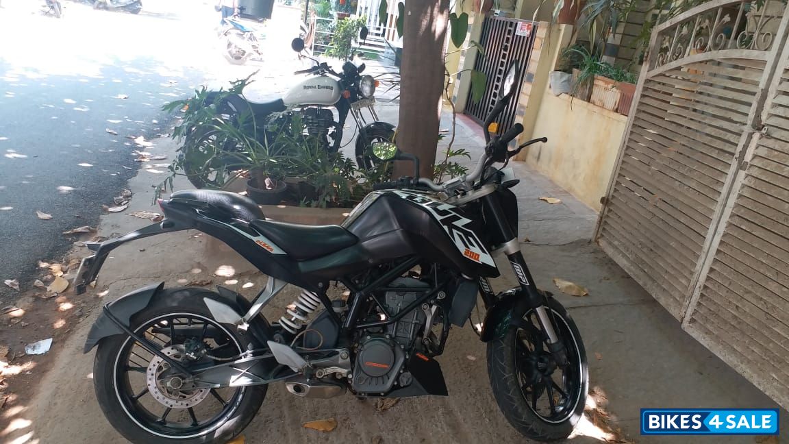Black KTM Duke 200