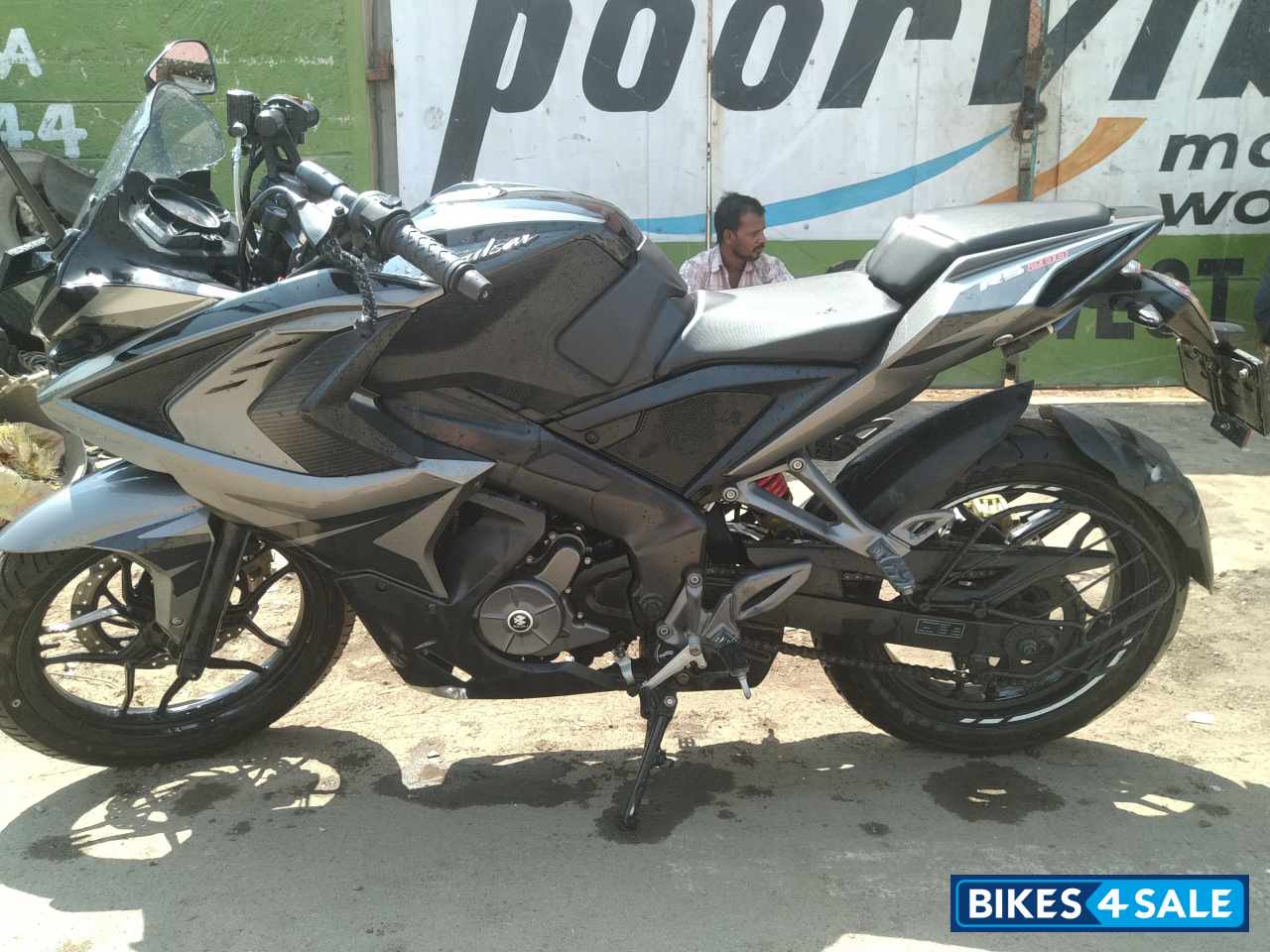 Black Bajaj Pulsar RS 200 ABS