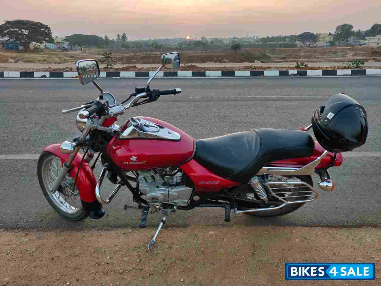 Red Bajaj Avenger 220 DTS-i