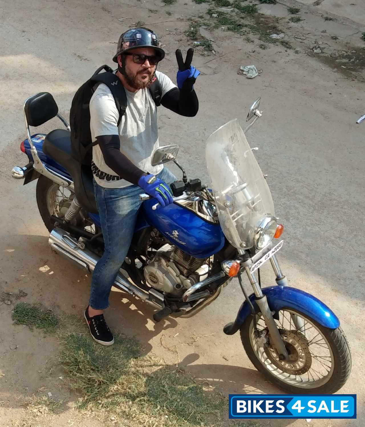 Blue Bajaj Avenger 220 DTS-i Blue Bajaj Avenger 220 DTS-i