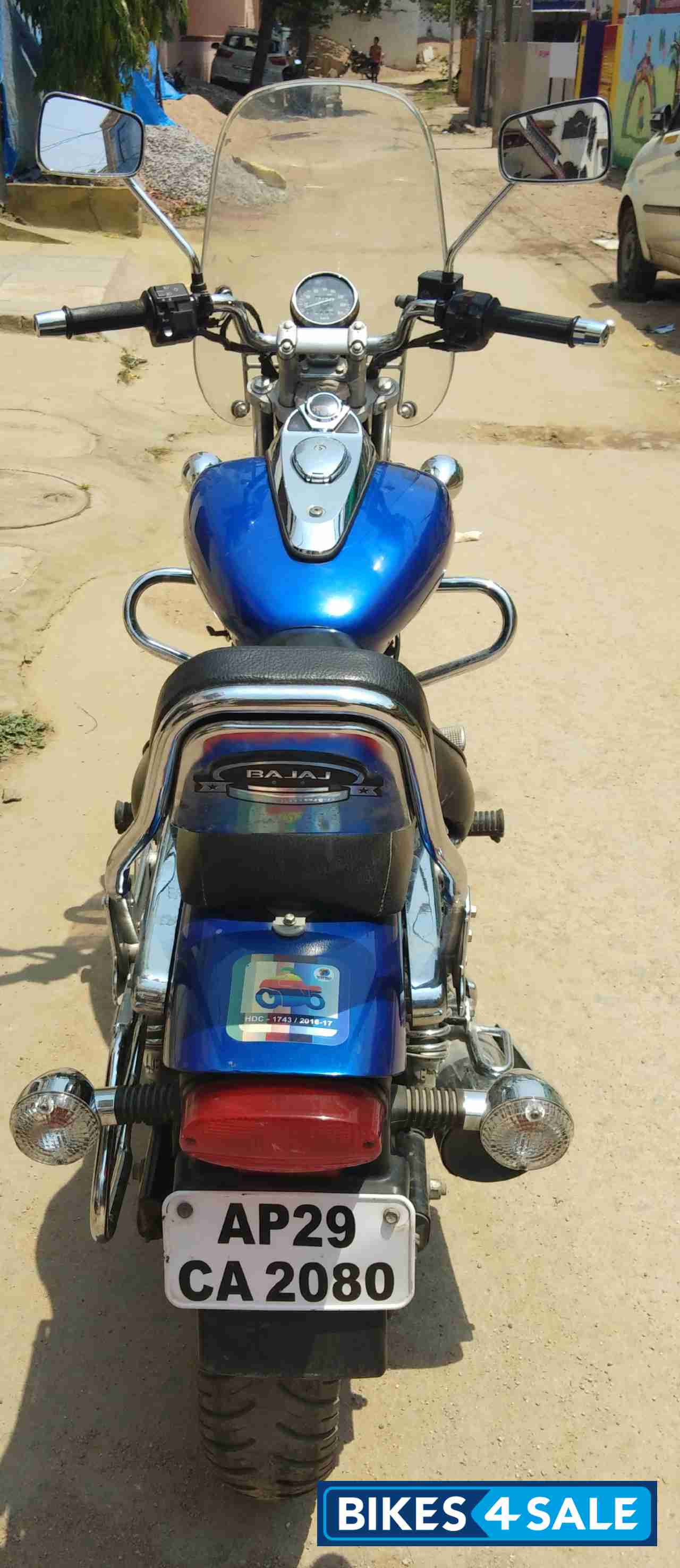 Blue Bajaj Avenger 220 DTS-i Blue Bajaj Avenger 220 DTS-i