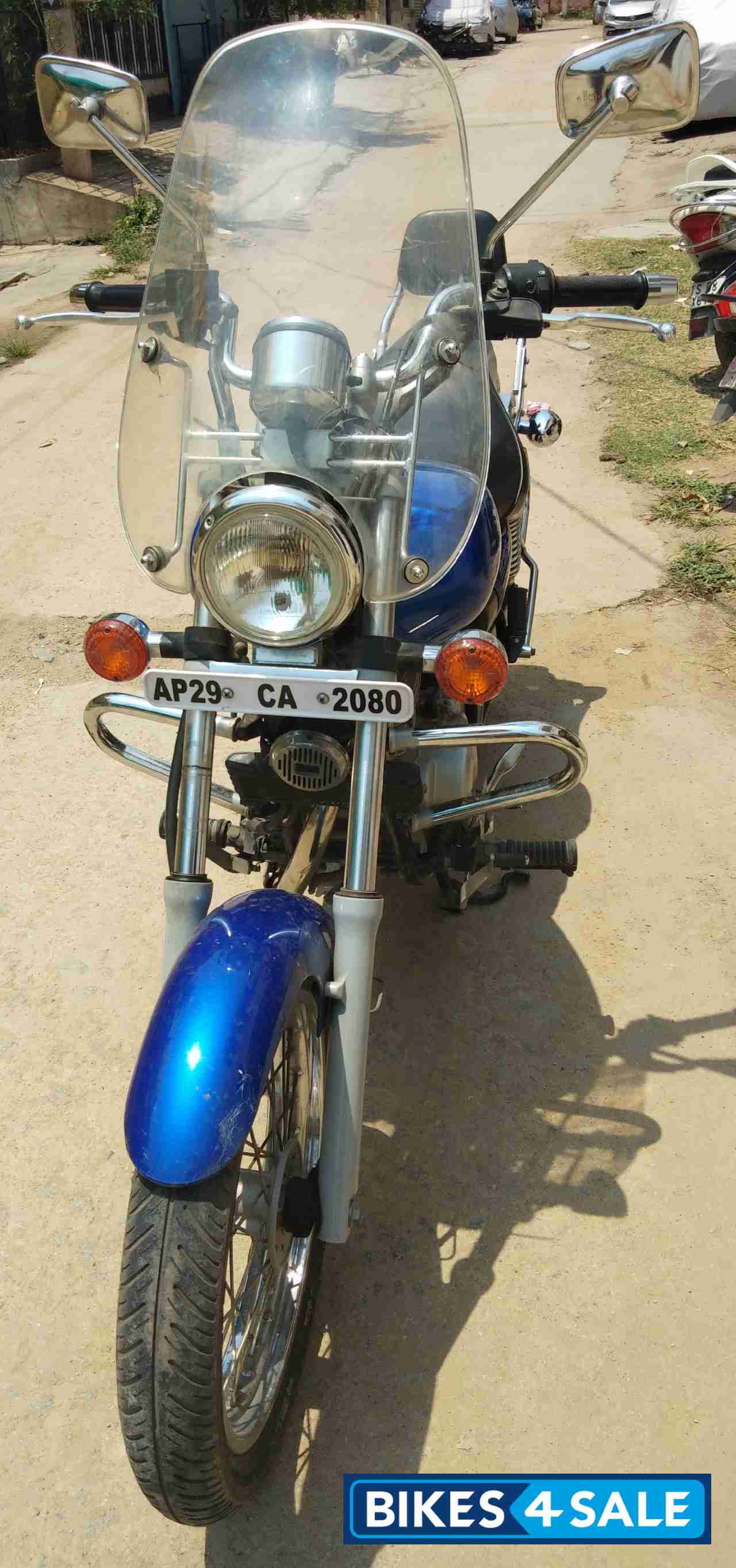 Blue Bajaj Avenger 220 DTS-i Blue Bajaj Avenger 220 DTS-i