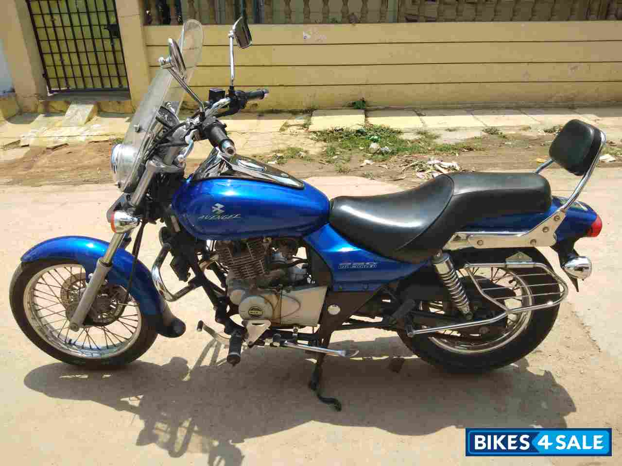 Blue Bajaj Avenger 220 DTS-i Blue Bajaj Avenger 220 DTS-i