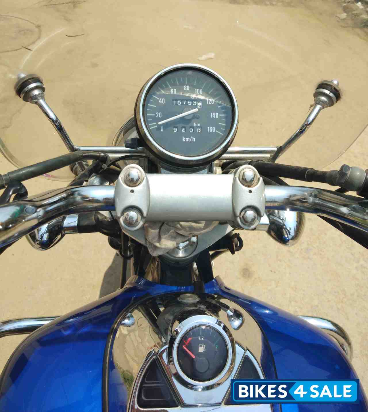 Blue Bajaj Avenger 220 DTS-i Blue Bajaj Avenger 220 DTS-i