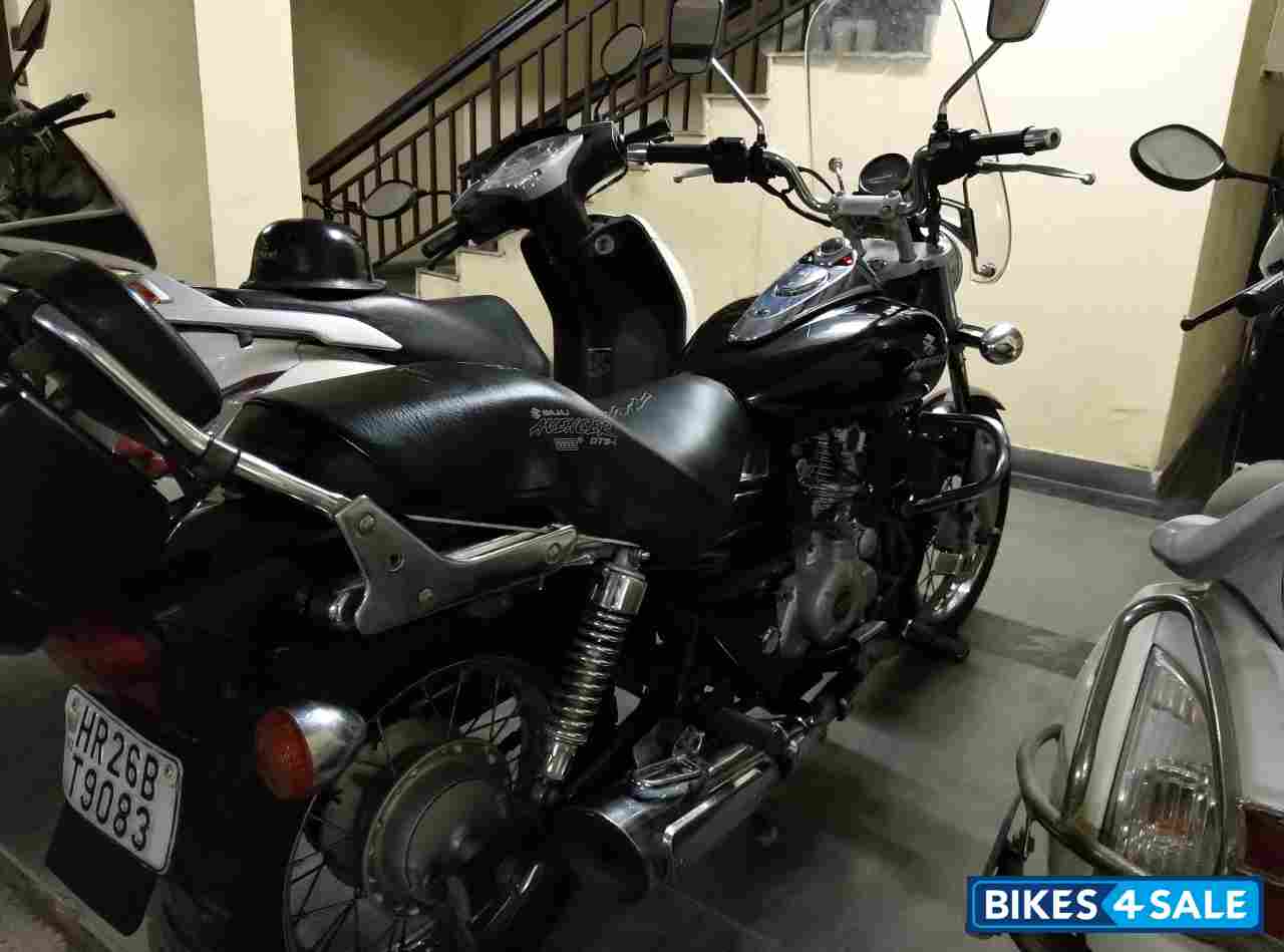 Black Bajaj Avenger 220 DTS-i