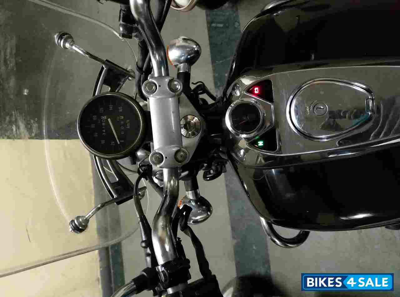 Black Bajaj Avenger 220 DTS-i