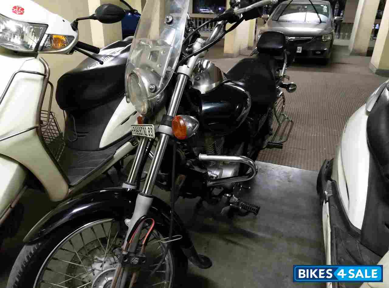 Black Bajaj Avenger 220 DTS-i